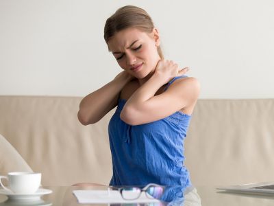 Αυχενικό σύνδρομο: 6 τρόποι πρόληψης (εικόνες)