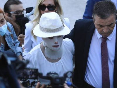 Επίθεση με βιτριόλι: «Κρίμα» λένε για την Ιωάννα άνθρωποι που την περίμεναν στο δικαστήριο