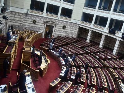 Βουλή: Ψηφίστηκε το νομοσχέδιο για τα ζώα συντροφιάς, ξανά... αλαλούμ στις παραλίες