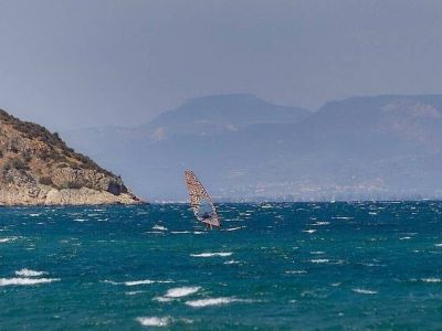 Καιρός: Παραμένουν και σήμερα οι υψηλές θερμοκρασίες - Πού θα βρέξει