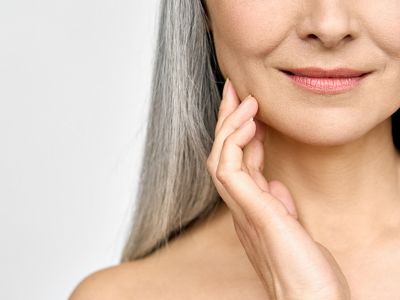 Εμμηνόπαυση: Οι επιπτώσεις στην επιδερμίδα & πώς θα τις προλάβετε (εικόνες)