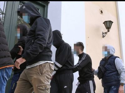 Συμμορία ανήλικων στον Κολωνό: Στον ανακριτή οι τρεις συλληφθέντες – Οι διάλογοι των επιθέσεων