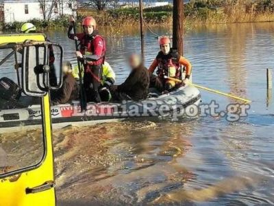 Η κακοκαιρία «έπνιξε» τη Λαμία: Απεγκλωβίστηκαν 100 άτομα από το Κόμμα - Τους κουβαλούσαν στην πλάτη