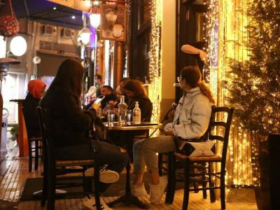 Κορονοϊός: Σύλληψη για παράνομο πάρτι στη Θεσσαλονίκη - Παραβιάσεις ωραρίου από μαγαζιά στην Αθήνα