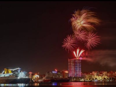 Η Ελλάδα «ξόρκισε» με πυροτεχνήματα τον κορονοϊό και υποδέχτηκε το 2022 (pics+vids)