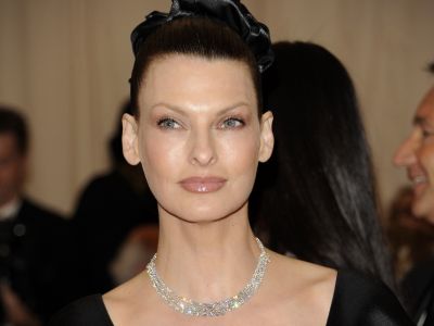 Η Linda Evangelista αποκαλύπτει το πραγματικό της πρόσωπο μετά την αποτυχημένη αισθητική επέμβαση