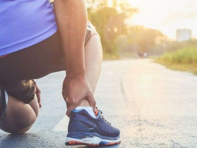 Σπασμένος αστράγαλος: Οι παράγοντες κινδύνου, οι επιπλοκές και η θεραπεία