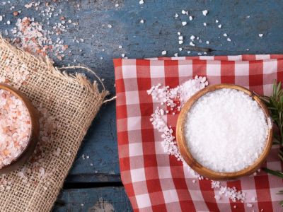 Αλάτι στο φαγητό: Ποια προβλήματα υγείας προκαλεί και πώς θα το μειώσετε (εικόνες)