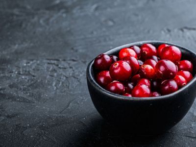 Κράνμπερι: Σε ποια ποσότητα βελτιώνουν τη μνήμη και απομακρύνουν τον κίνδυνο άνοιας