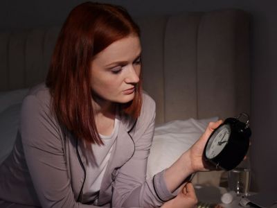 Ξυπνάτε πριν από το ξυπνητήρι; Τι δείχνει για την υγεία σας και πώς θα το αλλάξετε