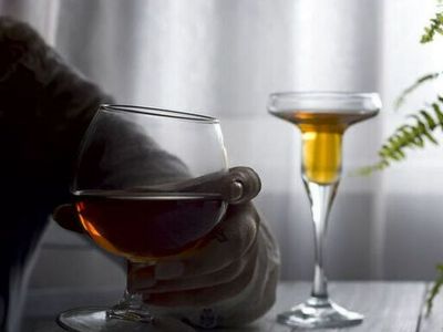 Τα άτομα άνω των 40 ετών μπορεί να ωφεληθούν από μικρές ποσότητες κατανάλωσης αλκοόλ- μελέτη