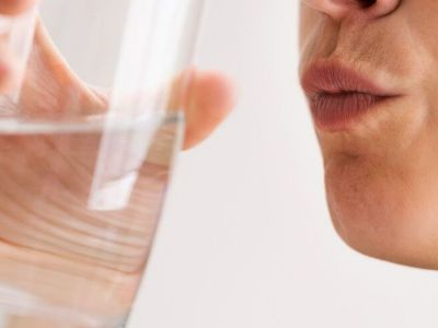 Ξηροστομία: Δείτε ποια θα μπορούσε να είναι η αιτία και πότε πρέπει να επισκεφτείτε έναν γιατρό