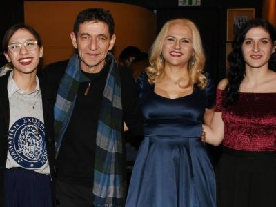 Η μία από τις 25χρονες δίδυμες «Σκιαδαρέσες» κόρες των Μάλφα - Σκιαδαρέση ποζάρει γυμνή σε παραλία