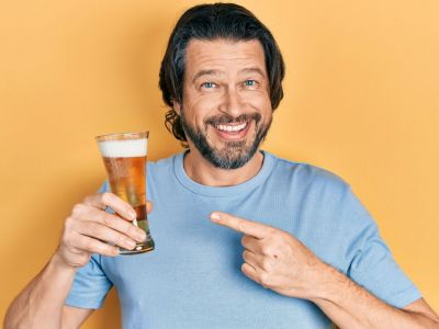 Πόσο συχνά και σε ποια ποσότητα πρέπει να πίνετε μπύρα για να μειώσετε τον κίνδυνο άνοιας