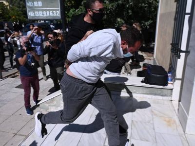Κολωνός: Ενώπιον του ανακριτή ο 53χρονος που βίασε την 12χρονη - Έντονες αποδοκιμασίες (vid)