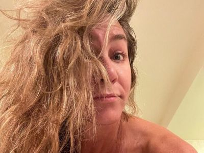 H Jennifer Aniston έδειξε σε όλον τον πλανήτη τα λευκά μαλλιά της