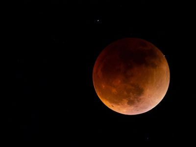 Ζώδια σήμερα 07/09: Πανσέληνος και Ολική έκλειψη στους Ιχθύς – Κατέβα από το ροζ σύννεφο