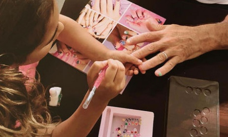 Διάσημοι μπαμπάδες που κάνουν τα πάντα για τα παιδιά τους (pics)