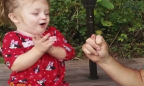 Ό,τι πιο γλυκό: Όταν οι μπαμπάδες "περιποιούνται" τα μωρά τους (vid)