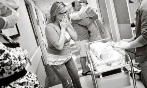 Συγκινητικές φωτογραφίες με γιαγιάδες και παππούδες που αντικρίζουν για πρώτη φορά τα εγγόνια τους