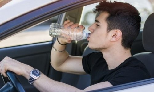 Γιατί δεν πρέπει να πίνετε νερό από πλαστικά μπουκάλια που έχουν εκτεθεί στον ήλιο