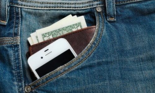 Ποτέ κινητό και πορτοφόλι στην τσέπη του παντελονιού – Δείτε γιατί