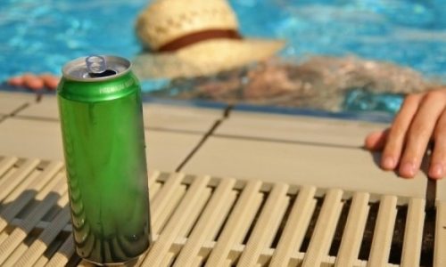 Κολύμπι υπό την επήρεια αλκοόλ – Ένα συγκλονιστικό βίντεο που πρέπει να δείτε