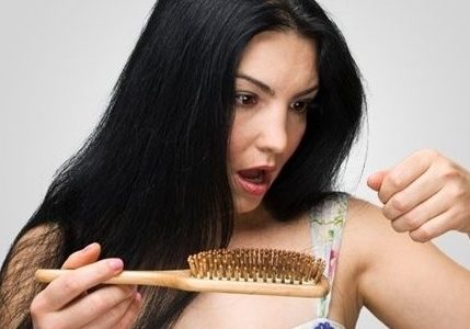 Μύθος ή αλήθεια: Εποχιακή τριχόπτωση μετά το καλοκαίρι