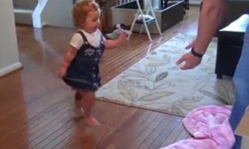 Μοναδικό! Τα πρώτα βηματάκια αυτής της μικρούλας με προσθετικό άκρο! (video)