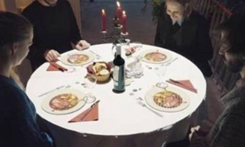 Τραπέζι μετατρέπεται σε κάτι εκπληκτικό όσο οι καλεσμένοι περιμένουν το γεύμα τους! (video)