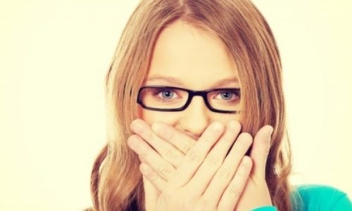 Κακοσμία στόματος: Με ποια τροφή θα την καταπολεμήσεις