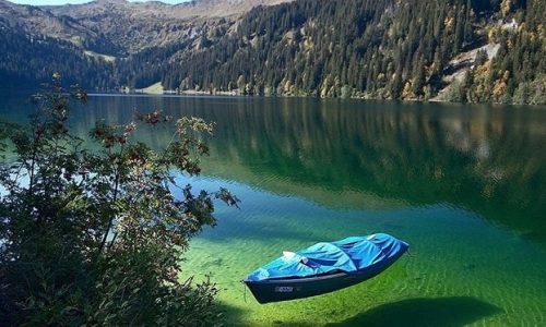 Δείτε τη λίμνη με τα κρυστάλλινα νερά και ορατότητα έως και 80 μέτρα βάθος! (photos)