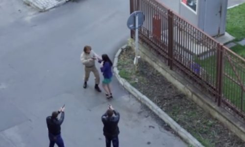 Ο στρατιώτης έτρεξε να σώσει τη γυναίκα χωρίς να ξέρει ότι γύριζαν ταινία! (video)