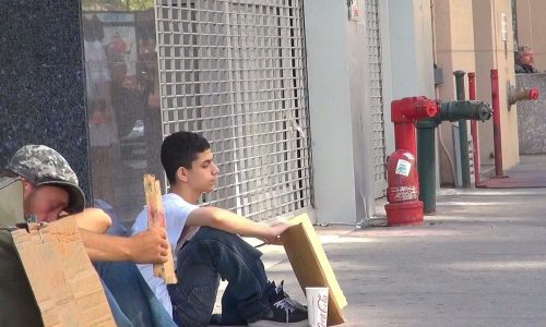 Ένας άστεγος ζητάει βοήθεια στο δρόμο, αλλά κανείς δεν περίμενε τέτοια αντίδραση! (video)
