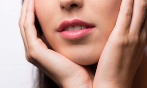 Σκασμένα χείλη: Πώς θα τα αποφύγετε