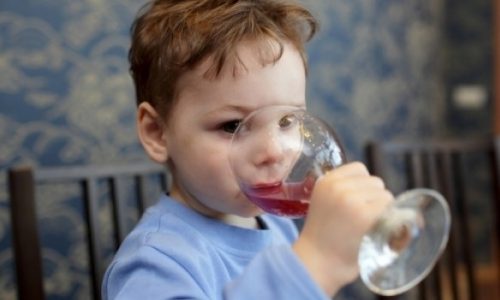 Παιδί και αλκοόλ: Επιτρέπεται να δοκιμάσει; - Ποια είναι τα όρια για τις άλλες ομάδες