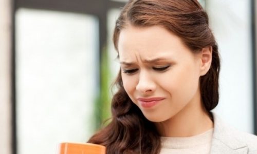 Μεταλλική γεύση στο στόμα: Οι 8 πιθανές αιτίες