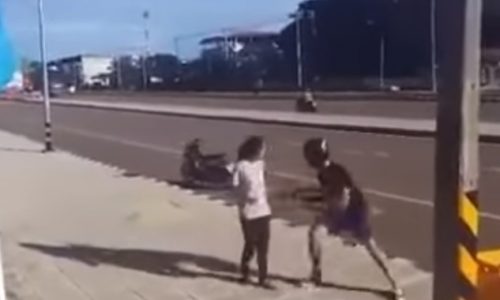 Της έκλεψε την τσάντα αλλά αυτό που ακολούθησε δεν το βλέπεις ούτε σε ταινίες! (video)