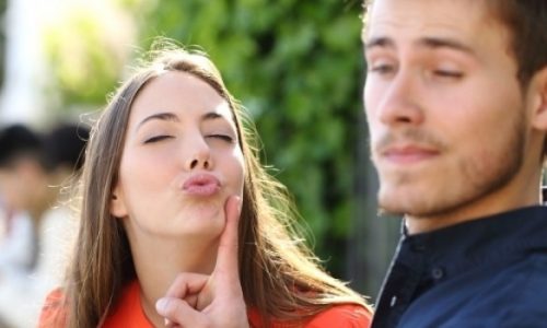 Τι «ξενερώνει» τους άντρες και τι τις γυναίκες