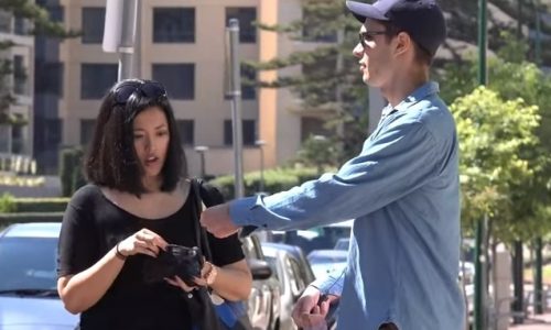 Παριστάνει τον τυφλό και ζητάει να του χαλάσουν ένα χαρτονόμισμα! Το αποτέλεσμα θα σας σοκάρει! (video)