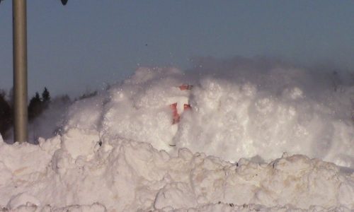 Δε φαντάζεστε τι συμβαίνει όταν ένα τρένο περάσει με μεγάλη ταχύτητα μέσα από ένα μέτρο χιόνι! (video)