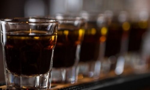 Πόσα ml αλκοόλ καθημερινά είναι αρκετά για να αυξήσουν τις πιθανότητες εγκεφαλικού