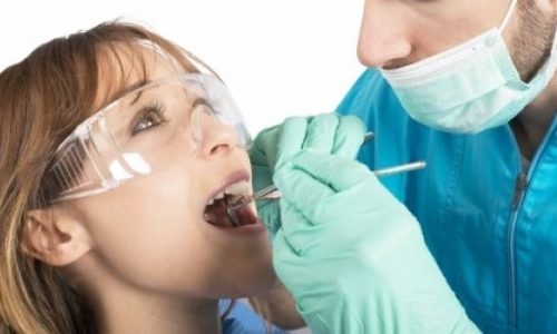 Οδοντική πλάκα: Οι σοβαρές επιπτώσεις σε ζωτικά όργανα αν την αμελήσετε