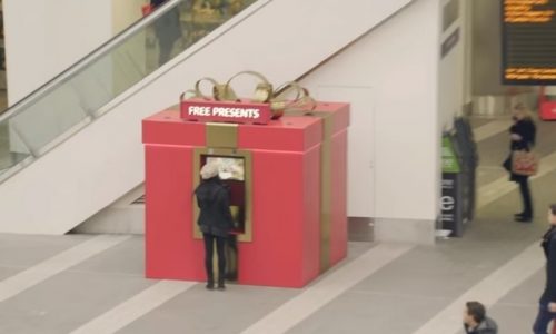 Υπέροχο! Αυτό το μεγάλο κουτί μοιράζει δώρα στον κόσμο υπό έναν όρο! (video)