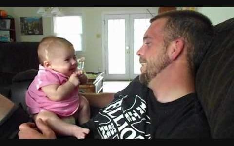 Υπέροχο! Δείτε το 2 μηνών κοριτσάκι που λέει «σ’ αγαπώ» στον μπαμπά του! (video)