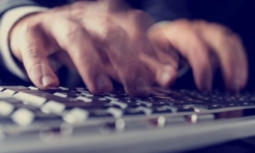 Κοινόχρηστο πληκτρολόγιο: Τι μπορεί να προκαλέσει στα μάτια σας