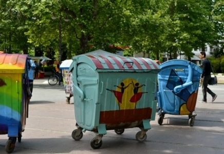 Δείτε τους ιδιαίτερους κάδους απορριμμάτων που ομορφαίνουν τους δρόμους στη Λάρισα! (photos)