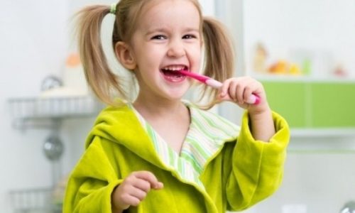 Φθορίωση δοντιών: Τι είναι και πώς γίνεται