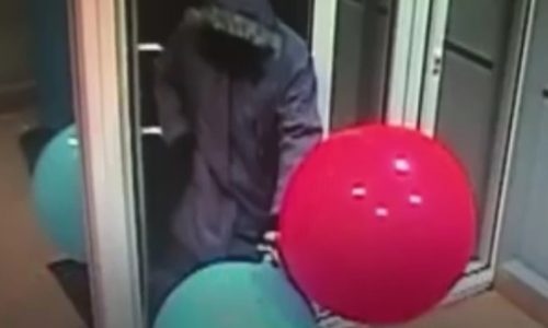 Εντυπωσιακό! Δείτε πώς κατάφερε να ληστέψει το ΑΤΜ με τη βοήθεια μπαλονιών! (video)