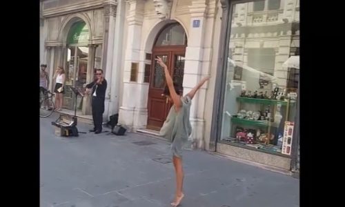 Χορεύτρια συνοδεύει έναν πλανόδιο μουσικό! Το αποτέλεσμα θα σας μαγέψει! (video)